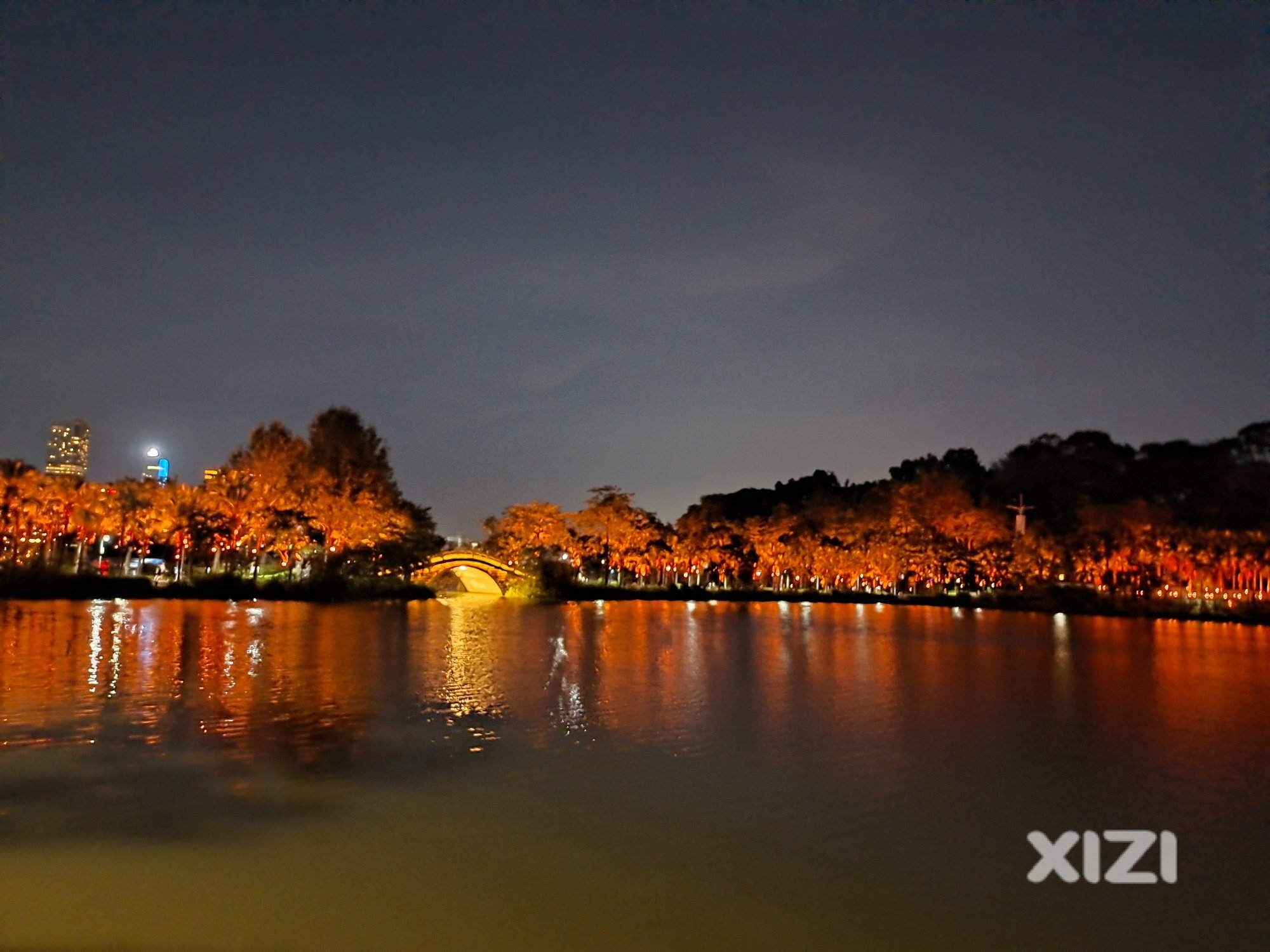 夜幕下的西湖别有一番美景