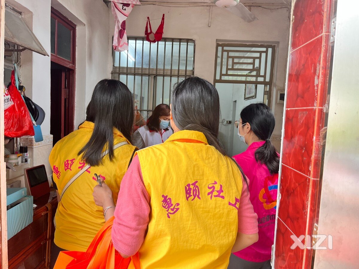 【惠颐社工•红岭社综】 “母亲节”慰问困难母亲暧心活动
