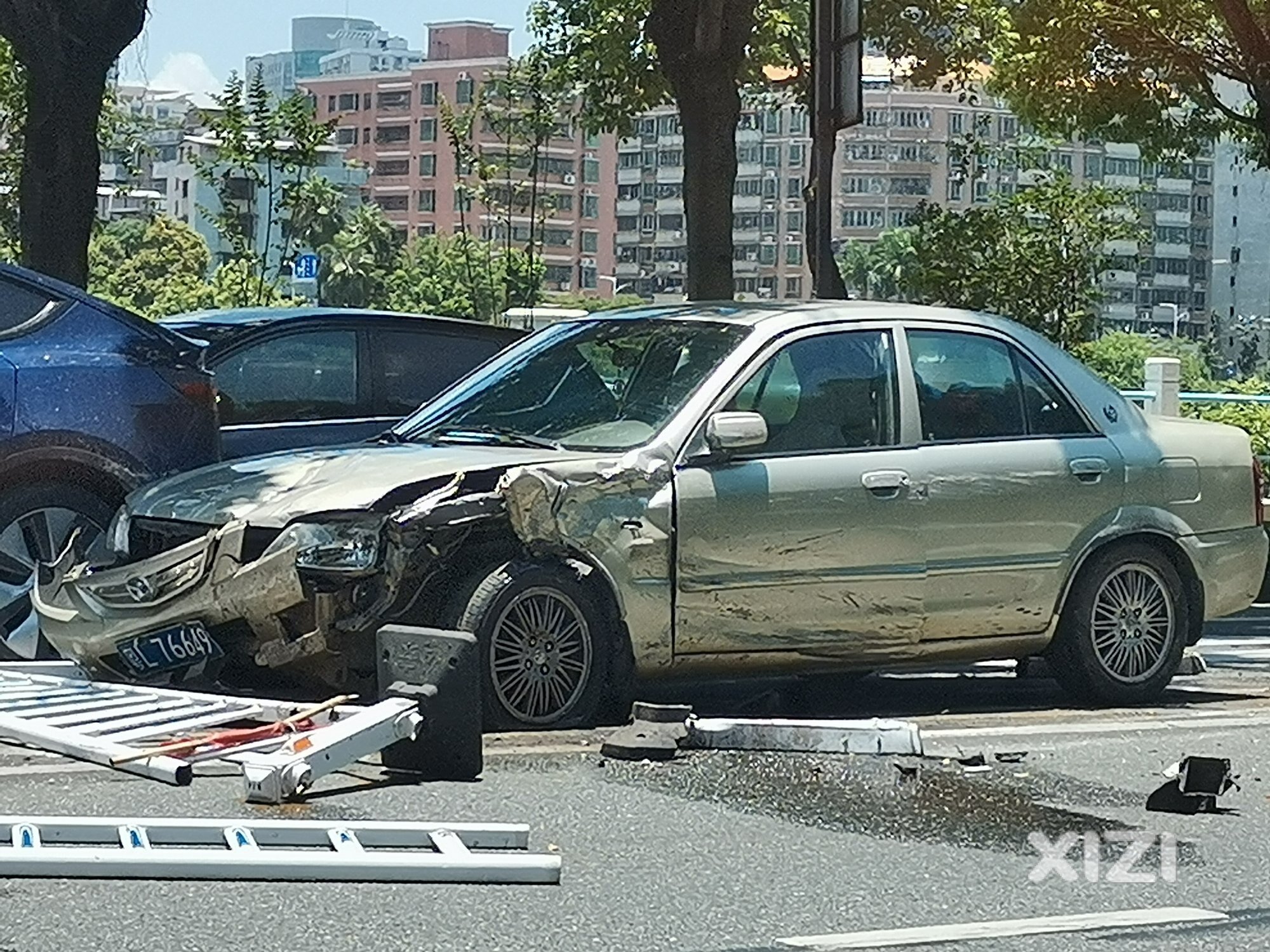 东湖路发生较重车祸