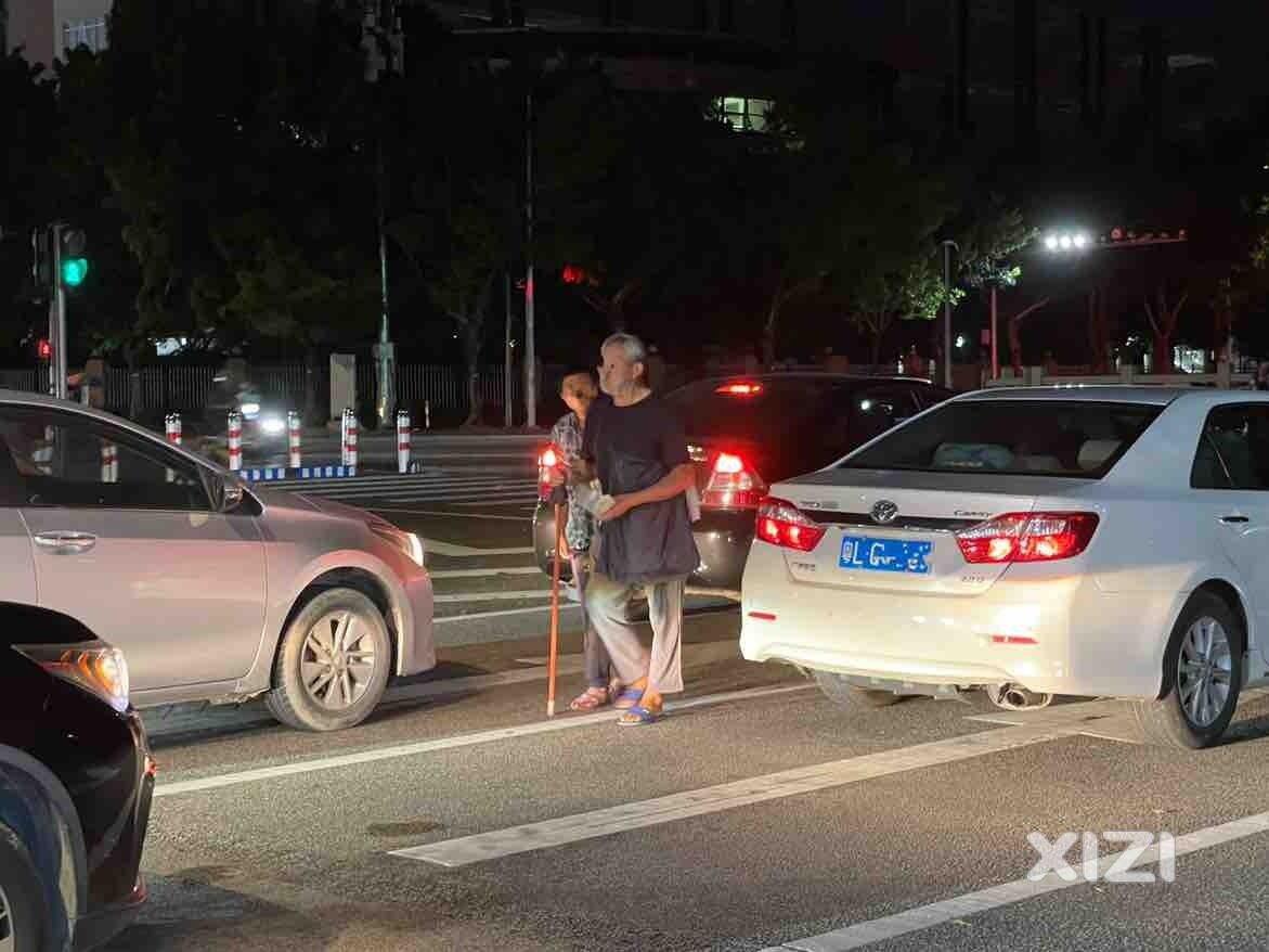 好久不見的紅綠燈乞丐