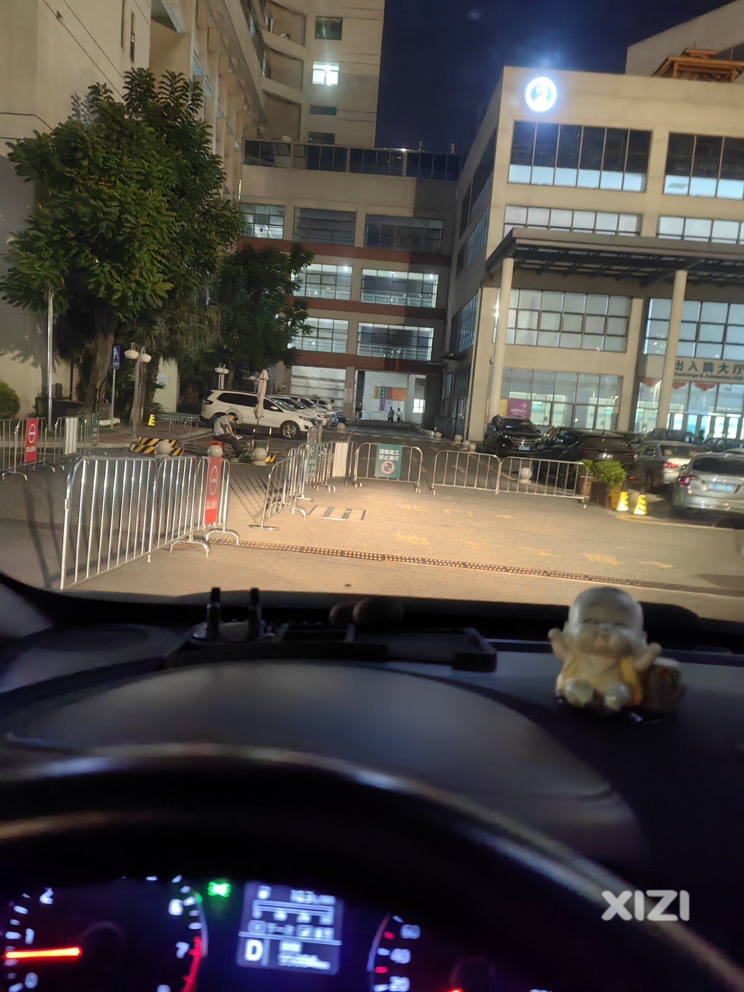 这个医院的车道该怎么走？