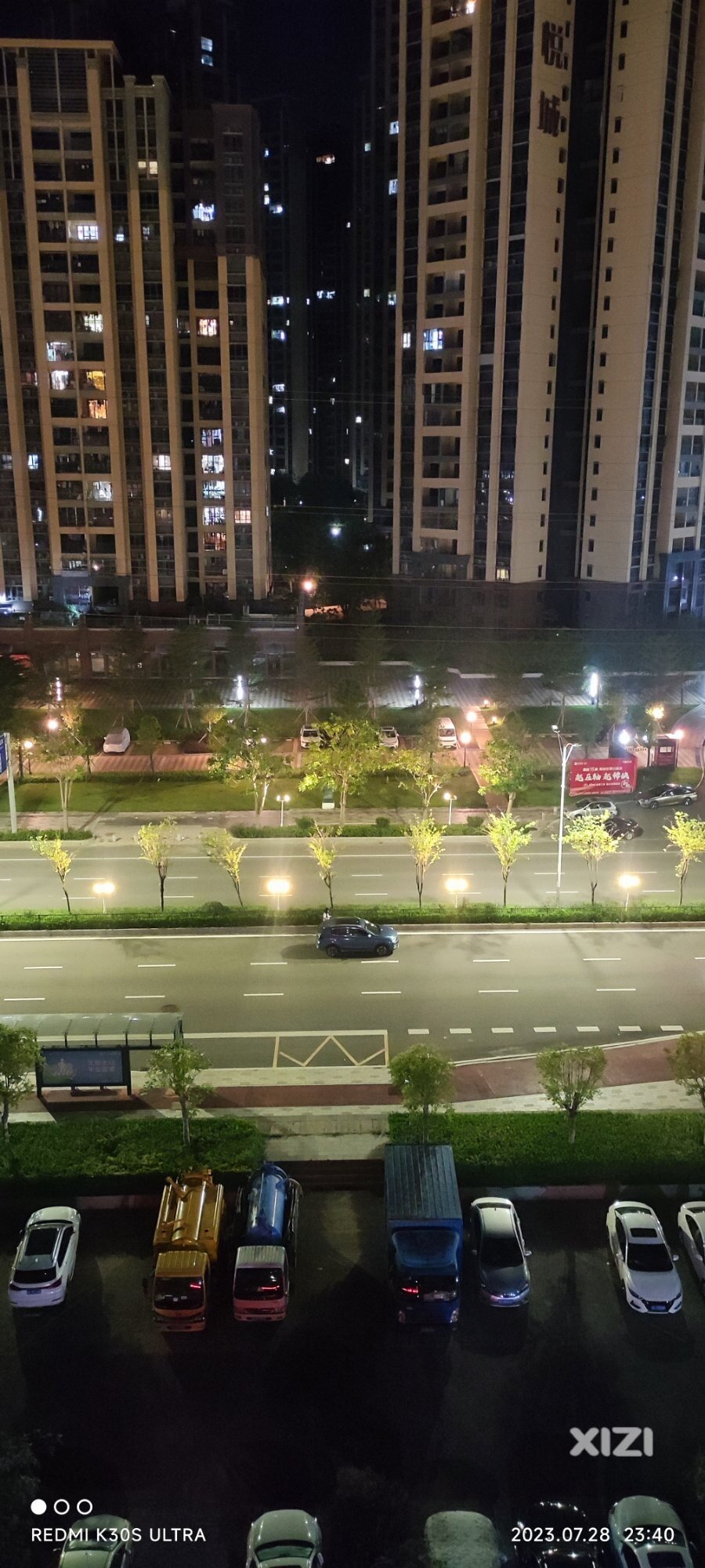 这人把车停在快车道上，一个多小时了