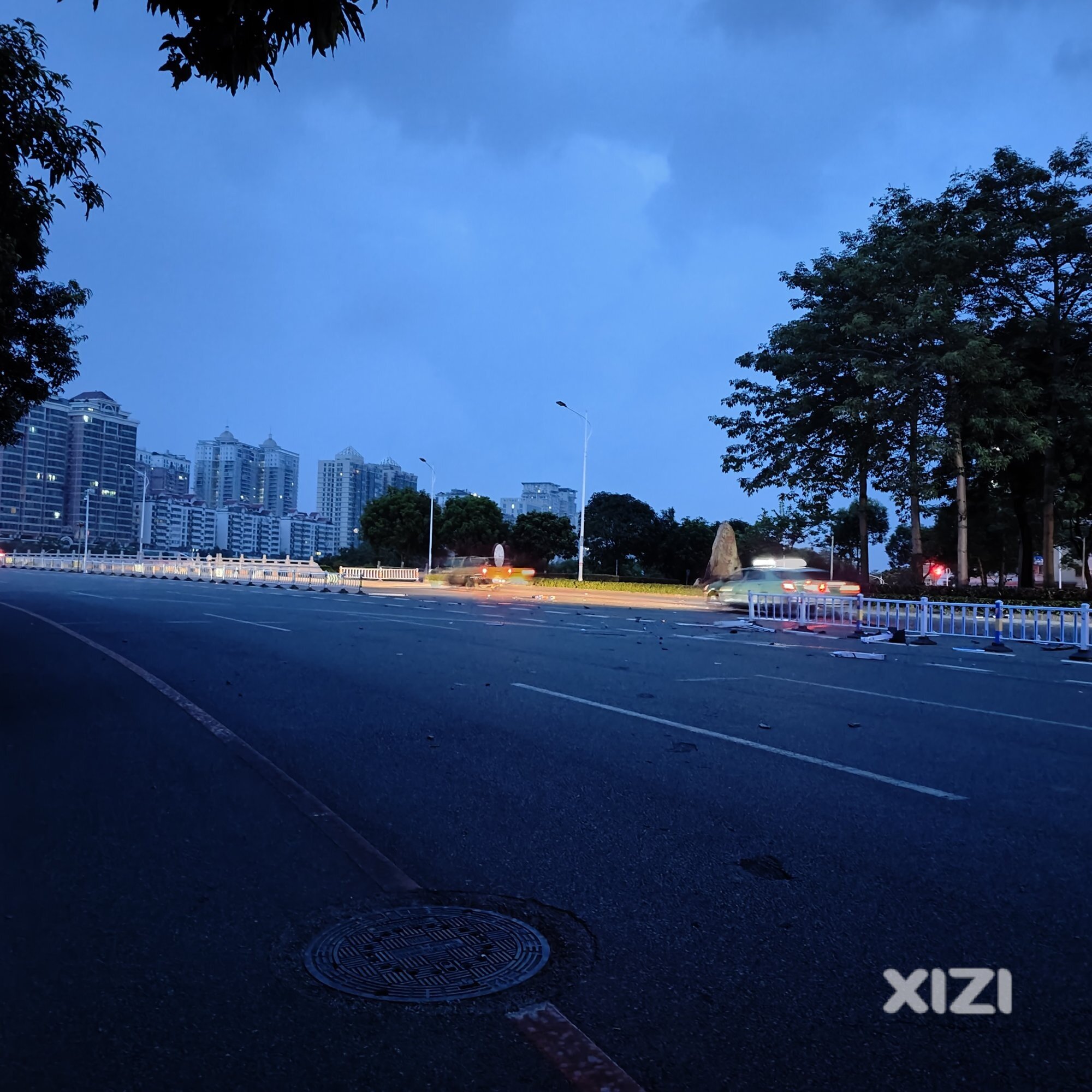 西技江桥又现车跨栏