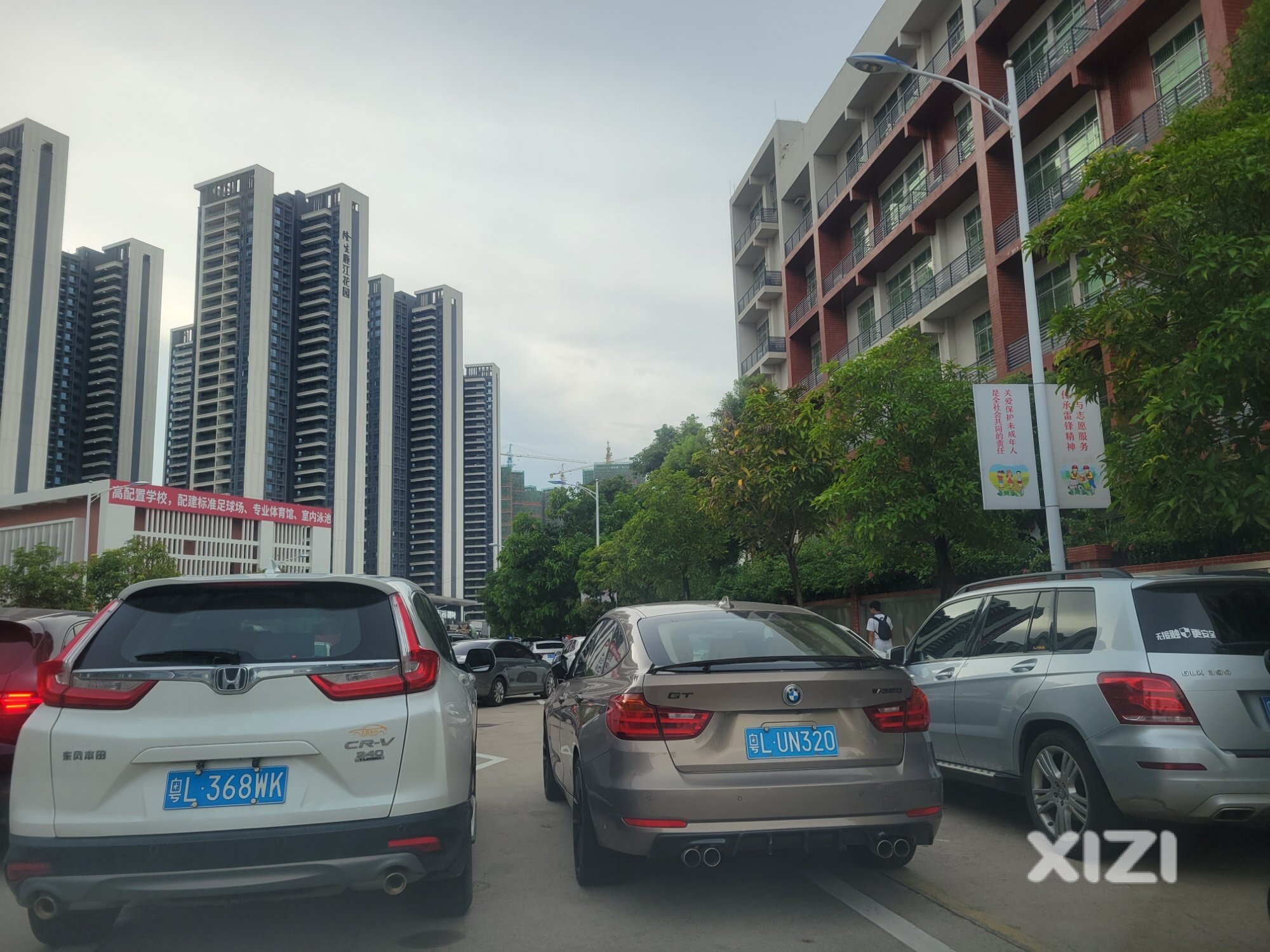 送学生就可以把车停在路中间堵路？