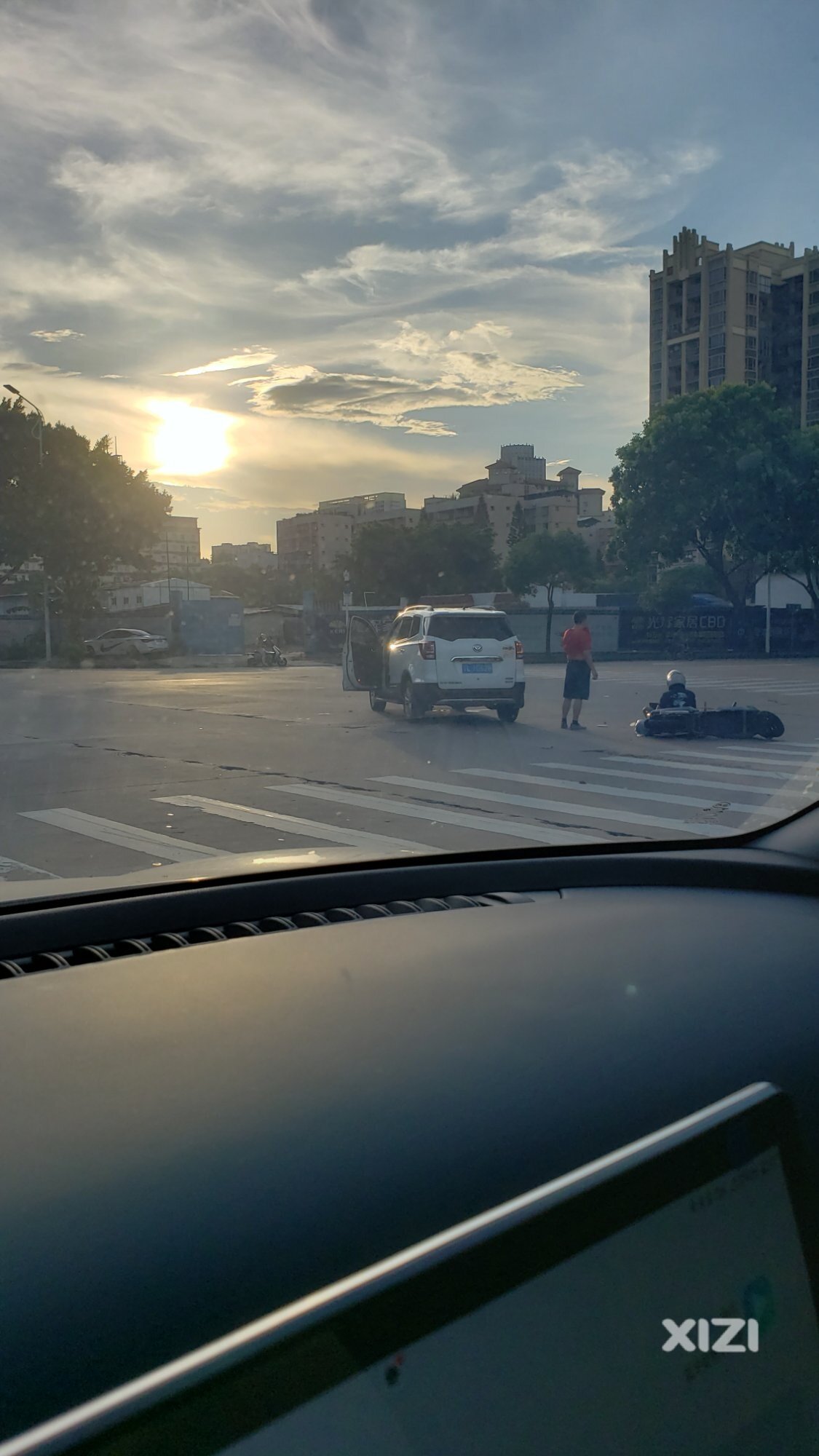 新湖一路小车与美团骑