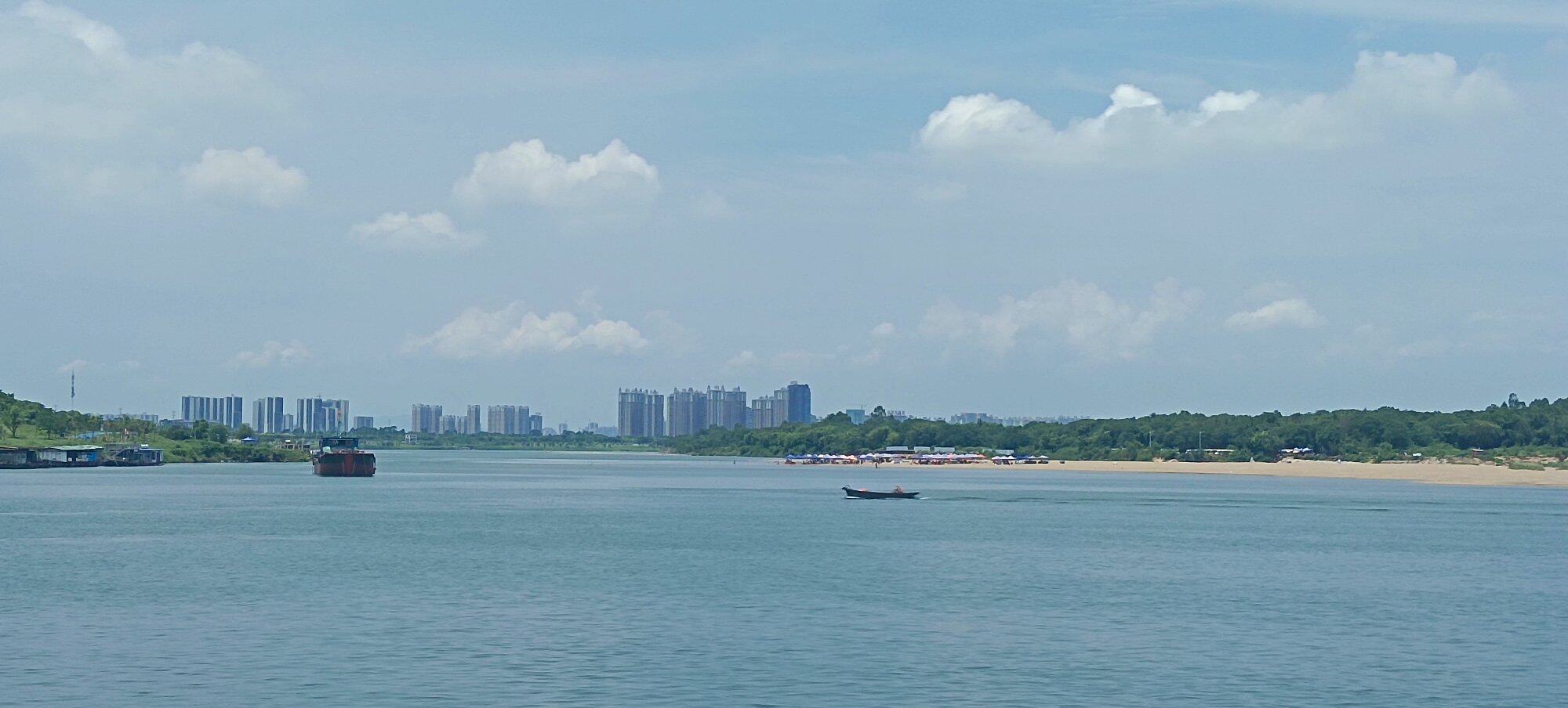 推荐大亚湾海景酒店，出门就是沙滩的那种
