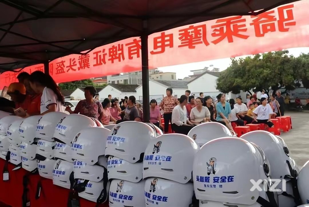 送出上百个头盔！惠东交警进村送“安全”