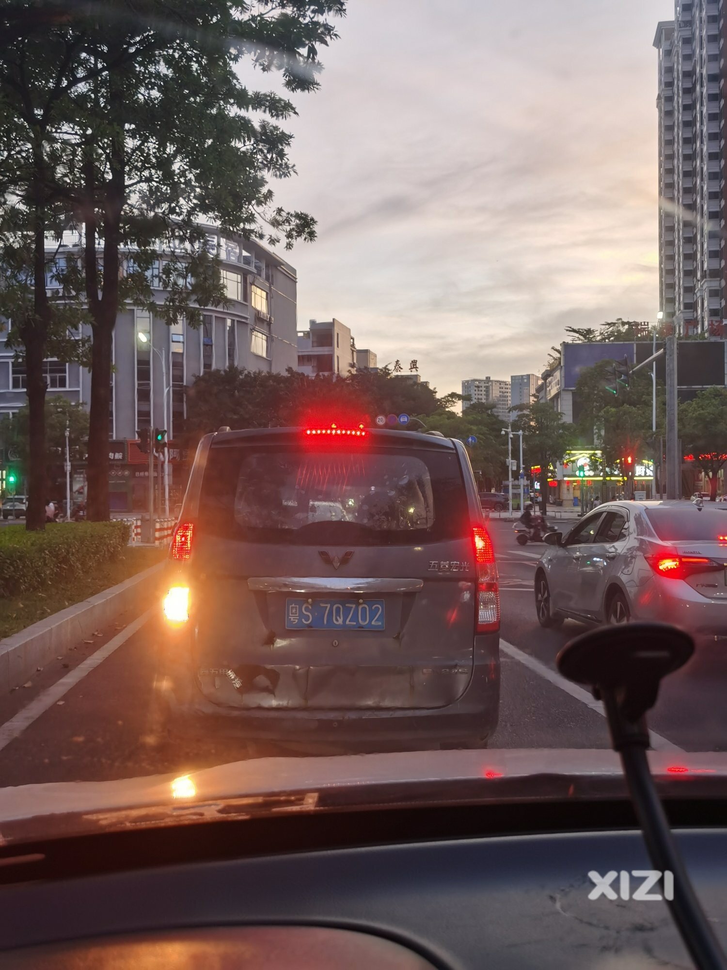 车灯亮瞎了眼交警管不管？