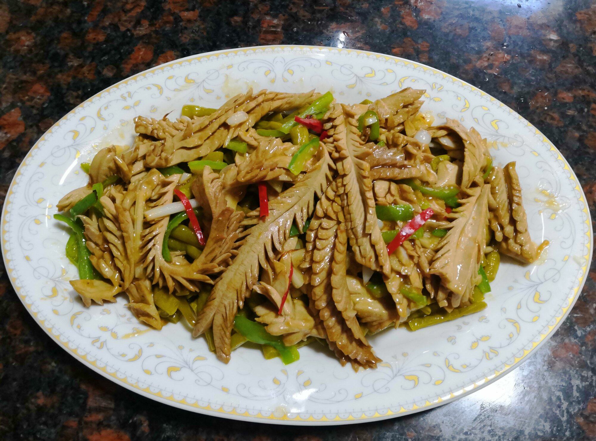 油泡蜈蚣腰丝应用油泡烹饪手法，腰花爽脆。