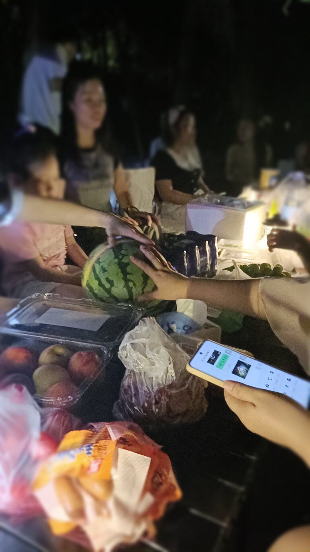 一群陌生人因为爱好相聚在海边等日出
