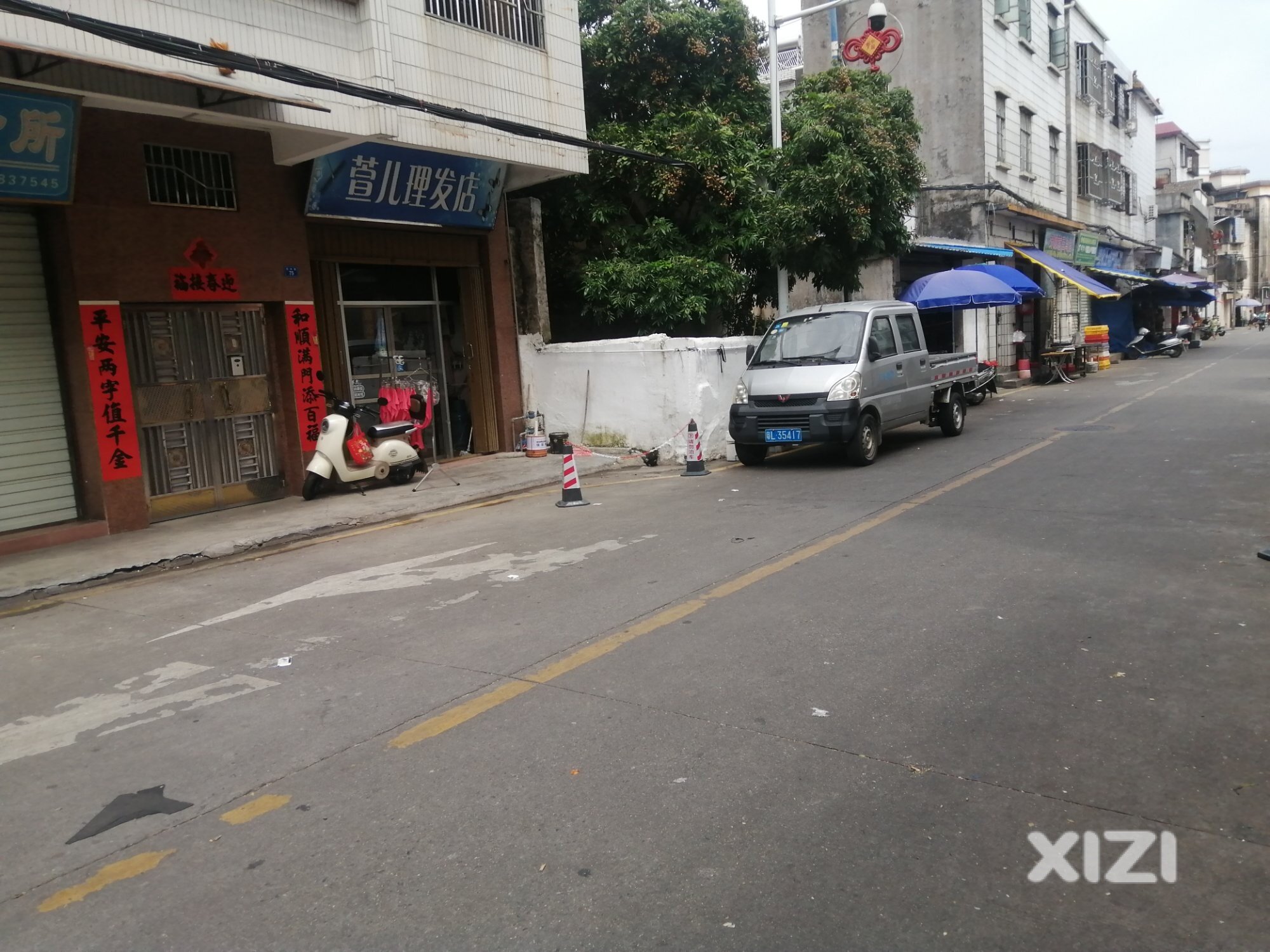 平山街道园岭路杂物占道问题