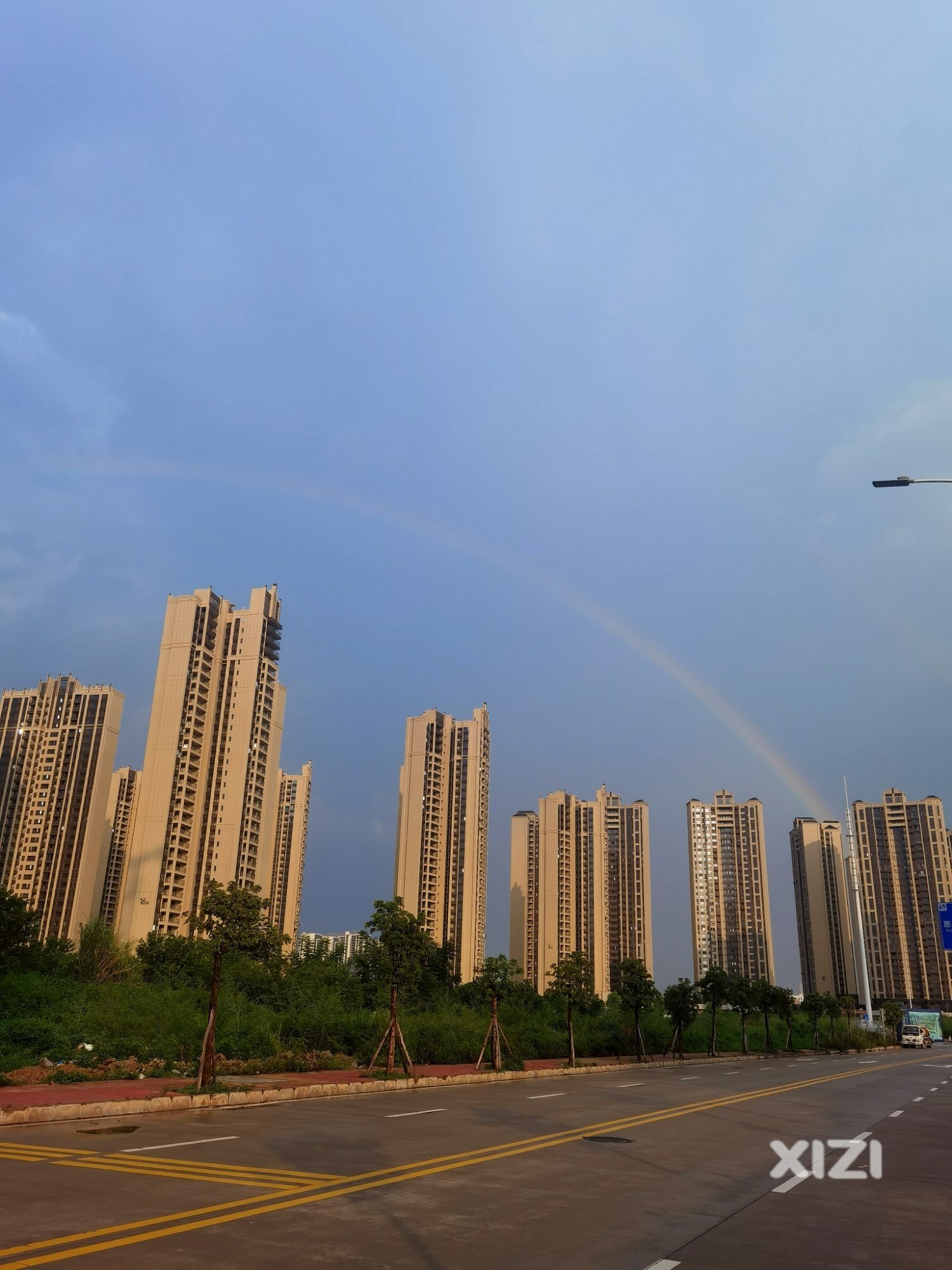 雨后的天空有一道彩虹