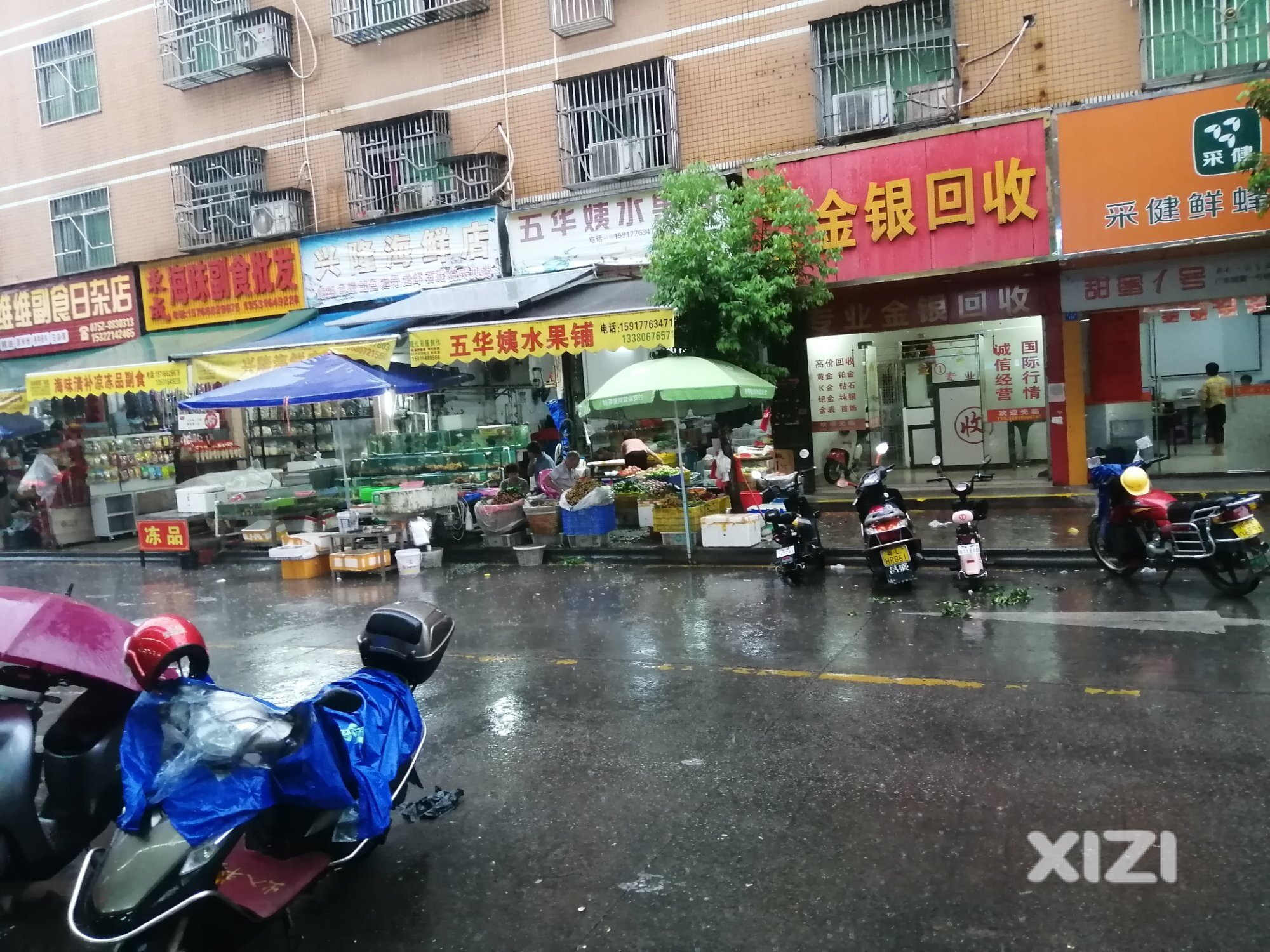 占道经营消失了的人行道。。。。。