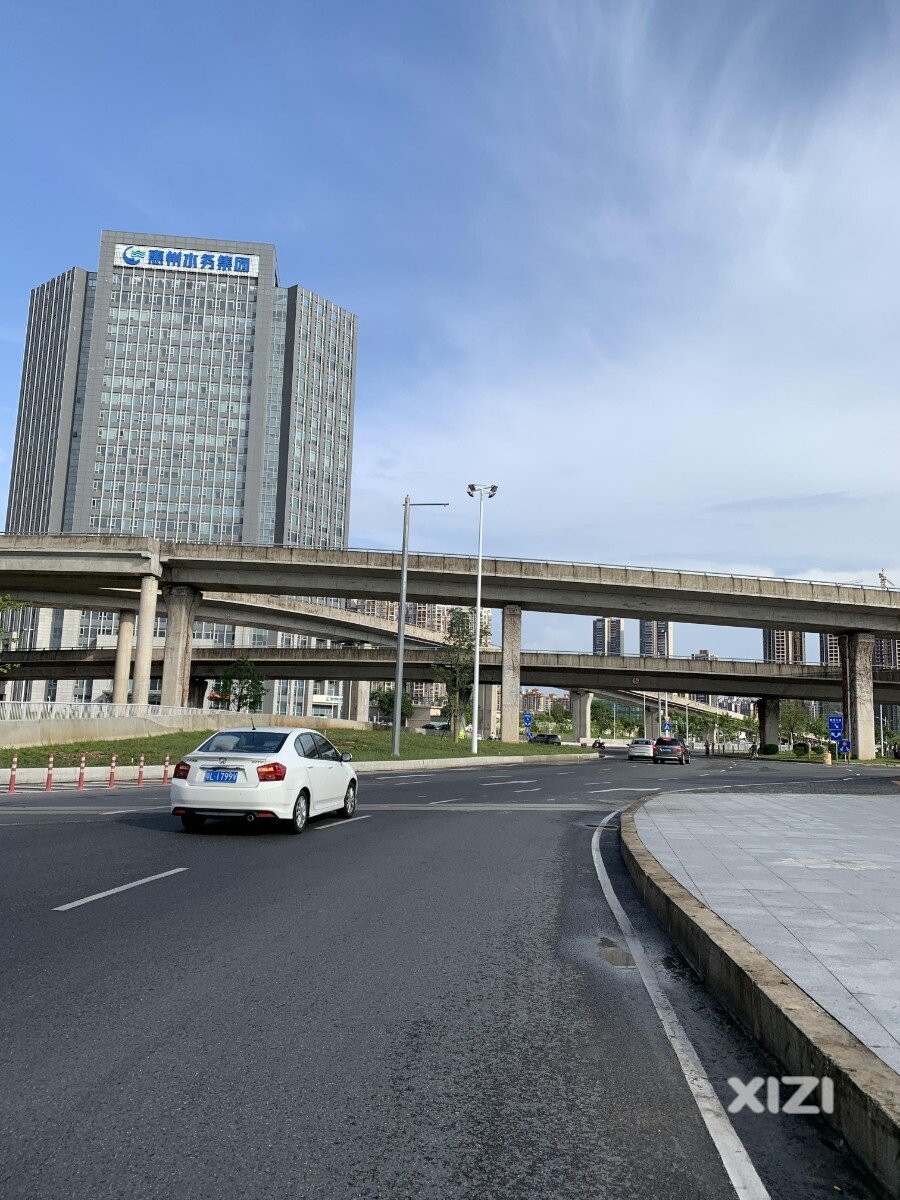 城市细节在慢慢提升 上下人行道的路缘石修得跟地面齐平了