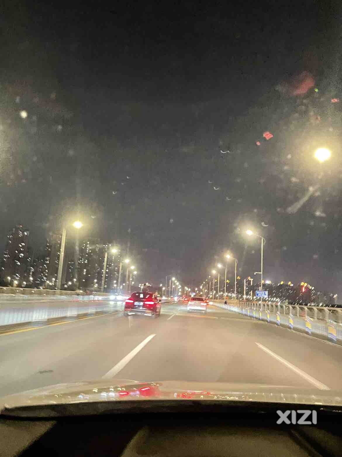 昨天晚上经过金山大桥看见前车，大人太粗心，要出事了后悔莫及