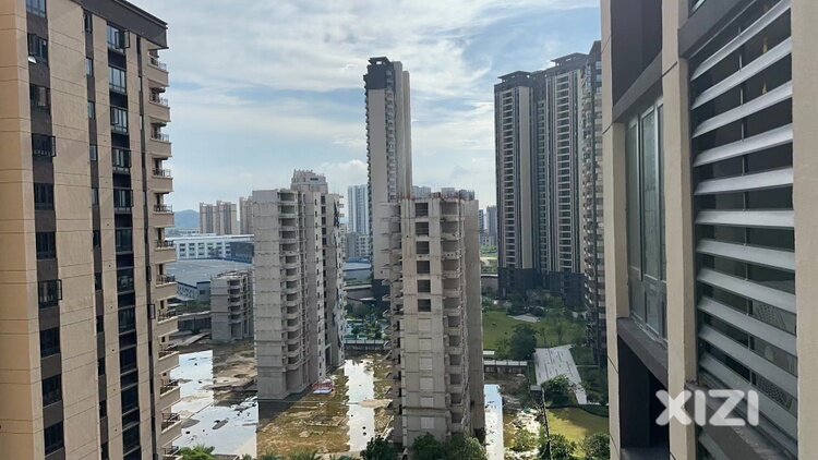 惠州东江工业区龙湖春江天境烂尾楼，幼儿园也烂尾，还收高价物业费