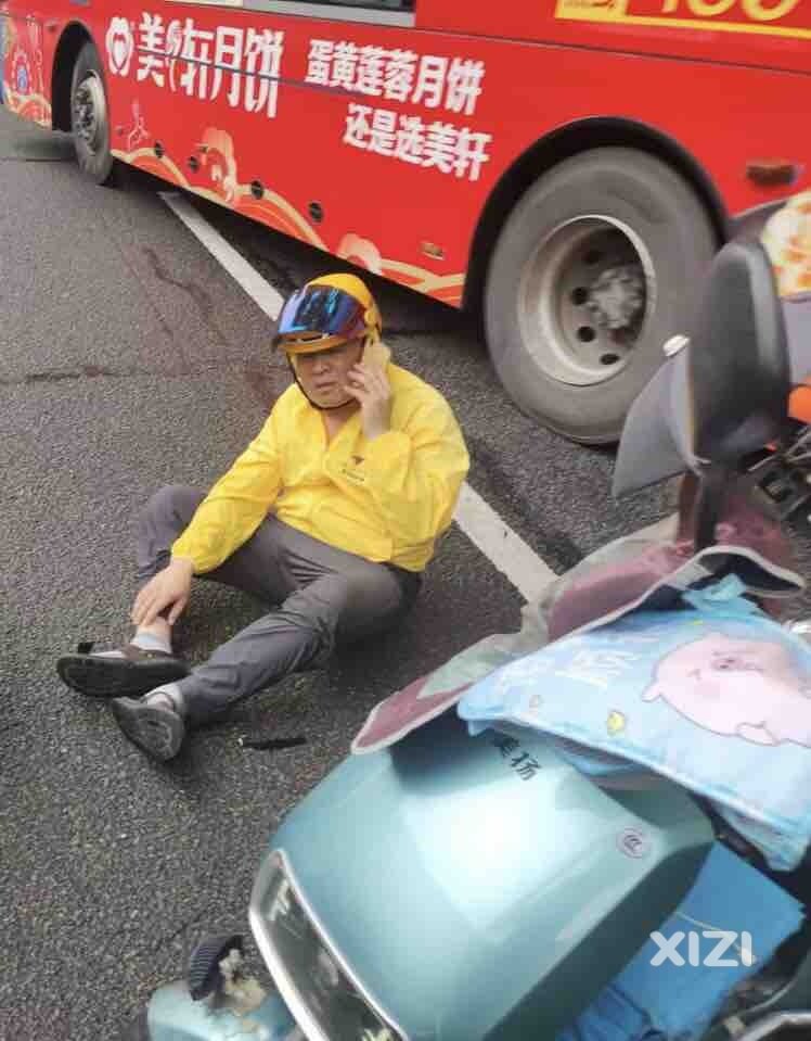 美团外卖小哥和公交车相撞，相吻