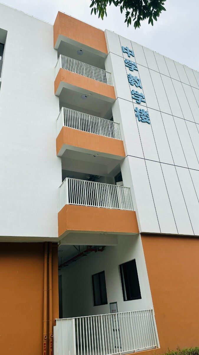实地参观仲恺第十二学校内部