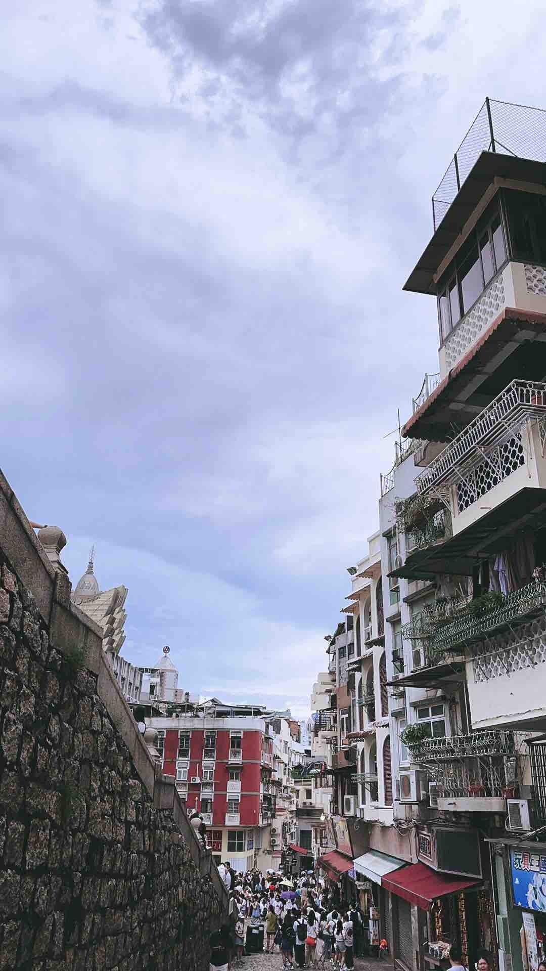 看到外面的人山人海，又想回家了[背影]