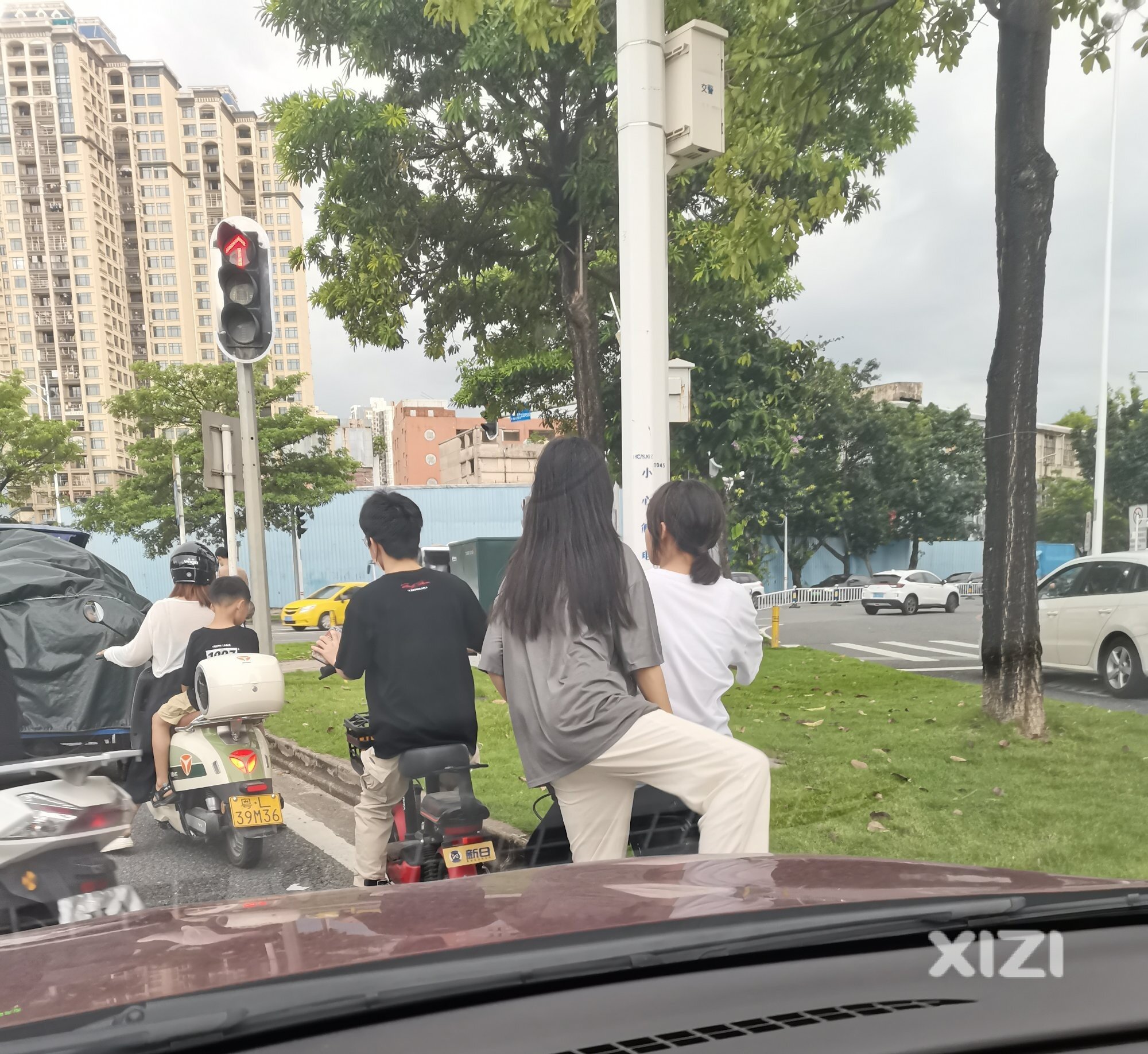 交警叔叔要严查电动车