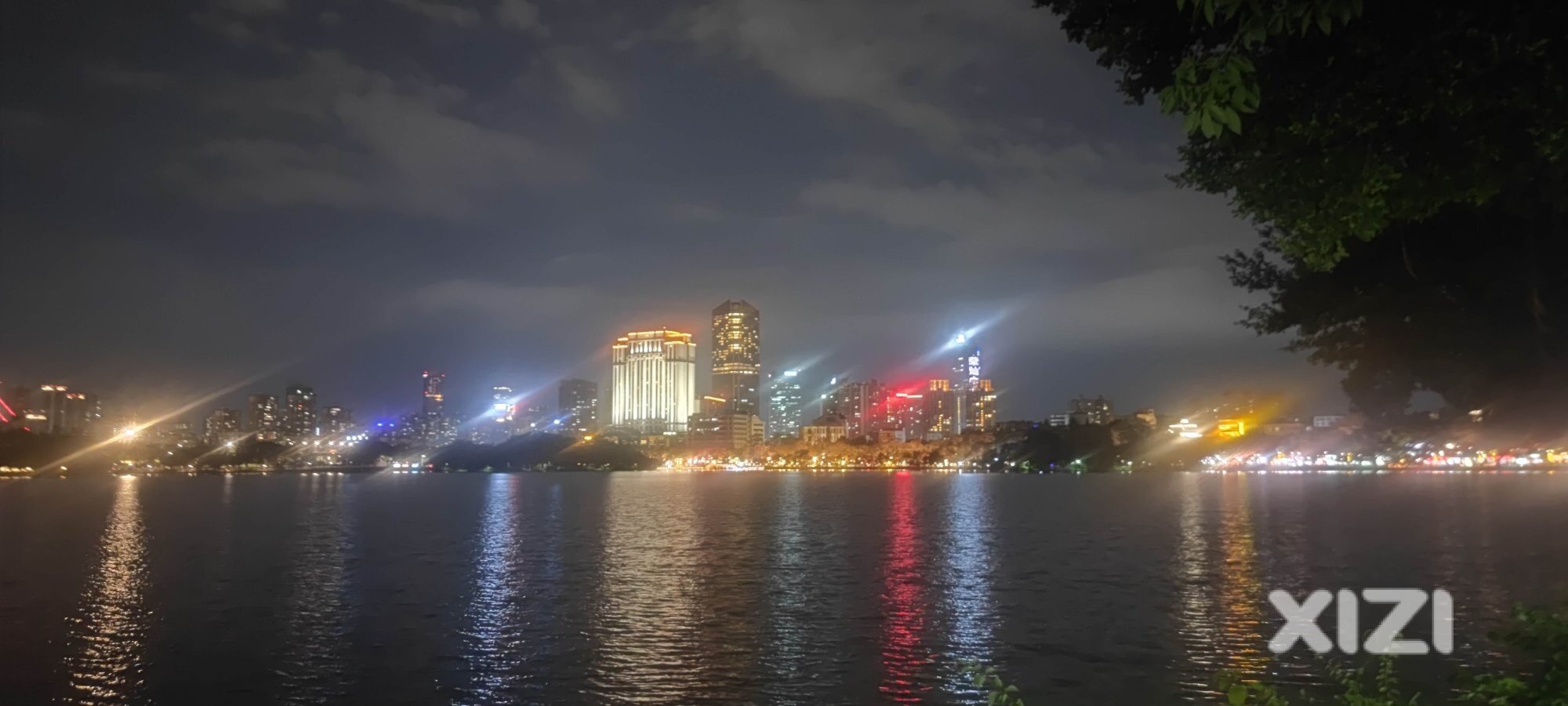 西友们有没有觉得夜晚的西湖湖水有点腥？