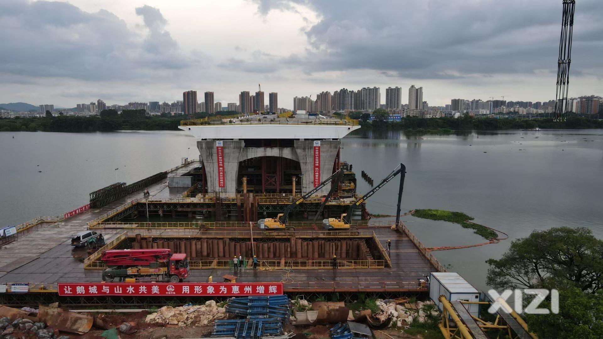 惠州江面正在建设的鹅城大桥与万年大桥