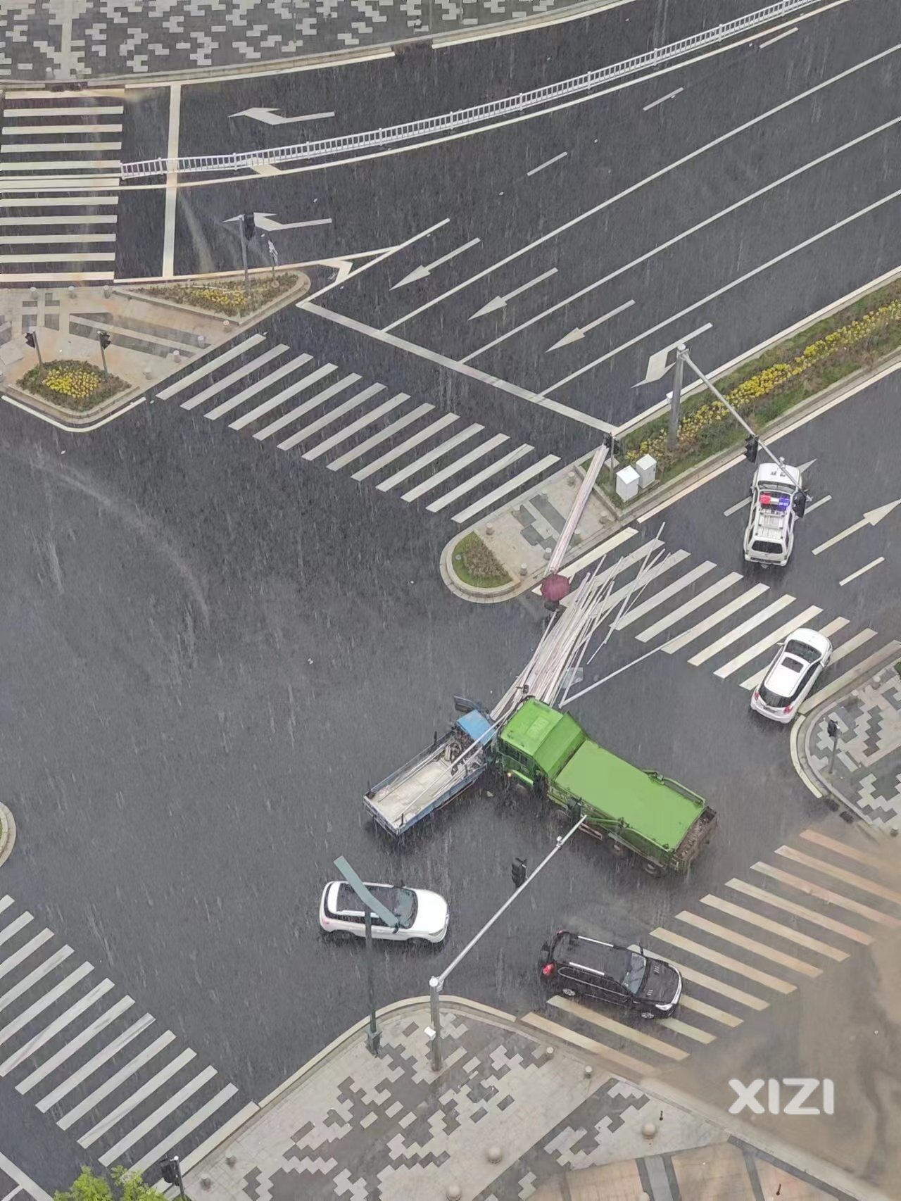 五一大道这个红绿灯路口又撞车了，一个星期出3次事故