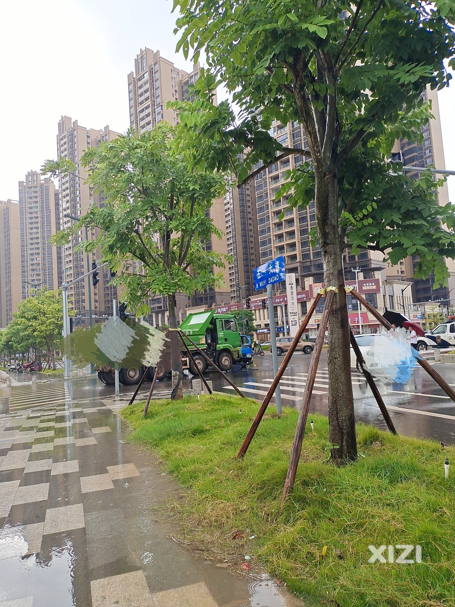 五一大道大车撞中车