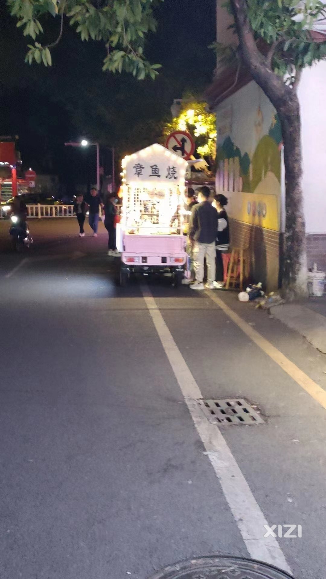 现在都流行灵堂风夜市