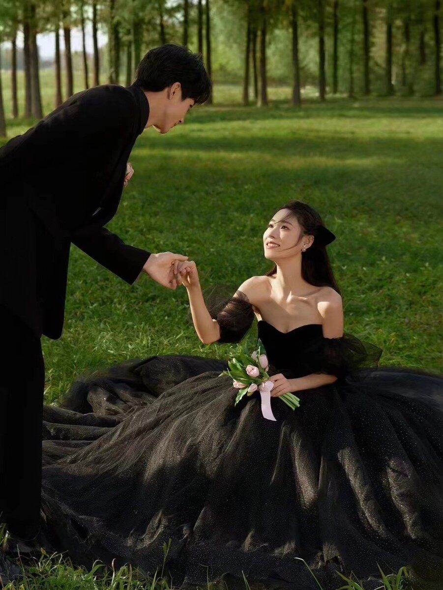 🌹黑纱+玫瑰 电影感森系婚纱照，太喜欢了