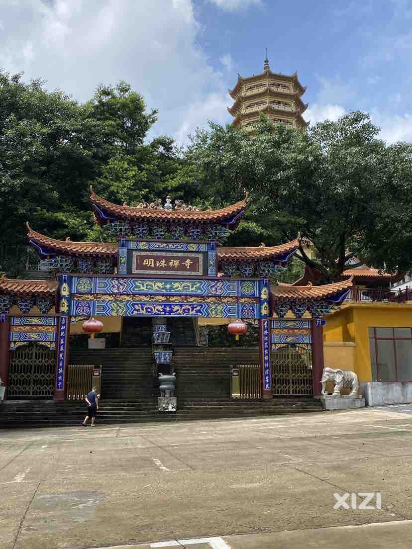 金光灿灿的明珠禅寺，特别灵验！