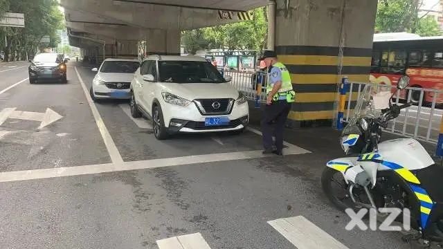 酒驾！惠城区鹅岭西路与黄屋路路口一小车在等红灯司机睡着了……