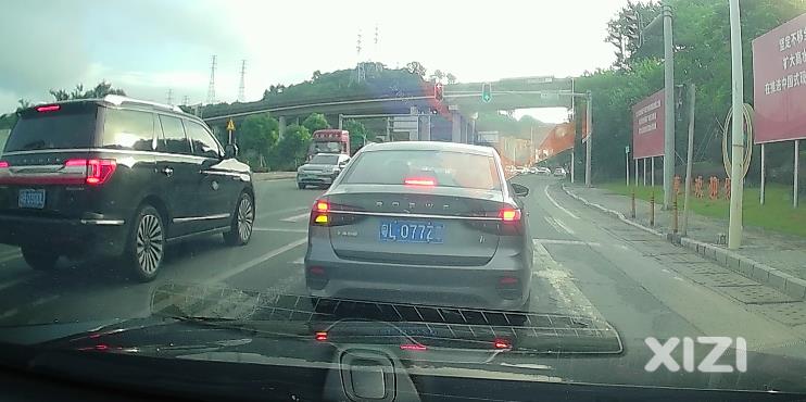 道路标识牌和地上的指示对不上，事情做一半留一半？！