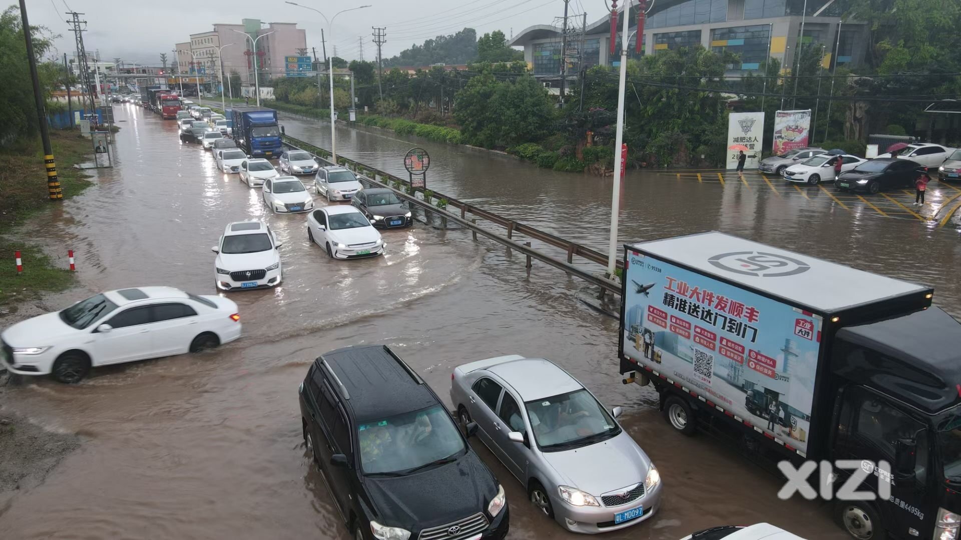一场大暴雨，镇隆、陈江、新圩都淹成湖了