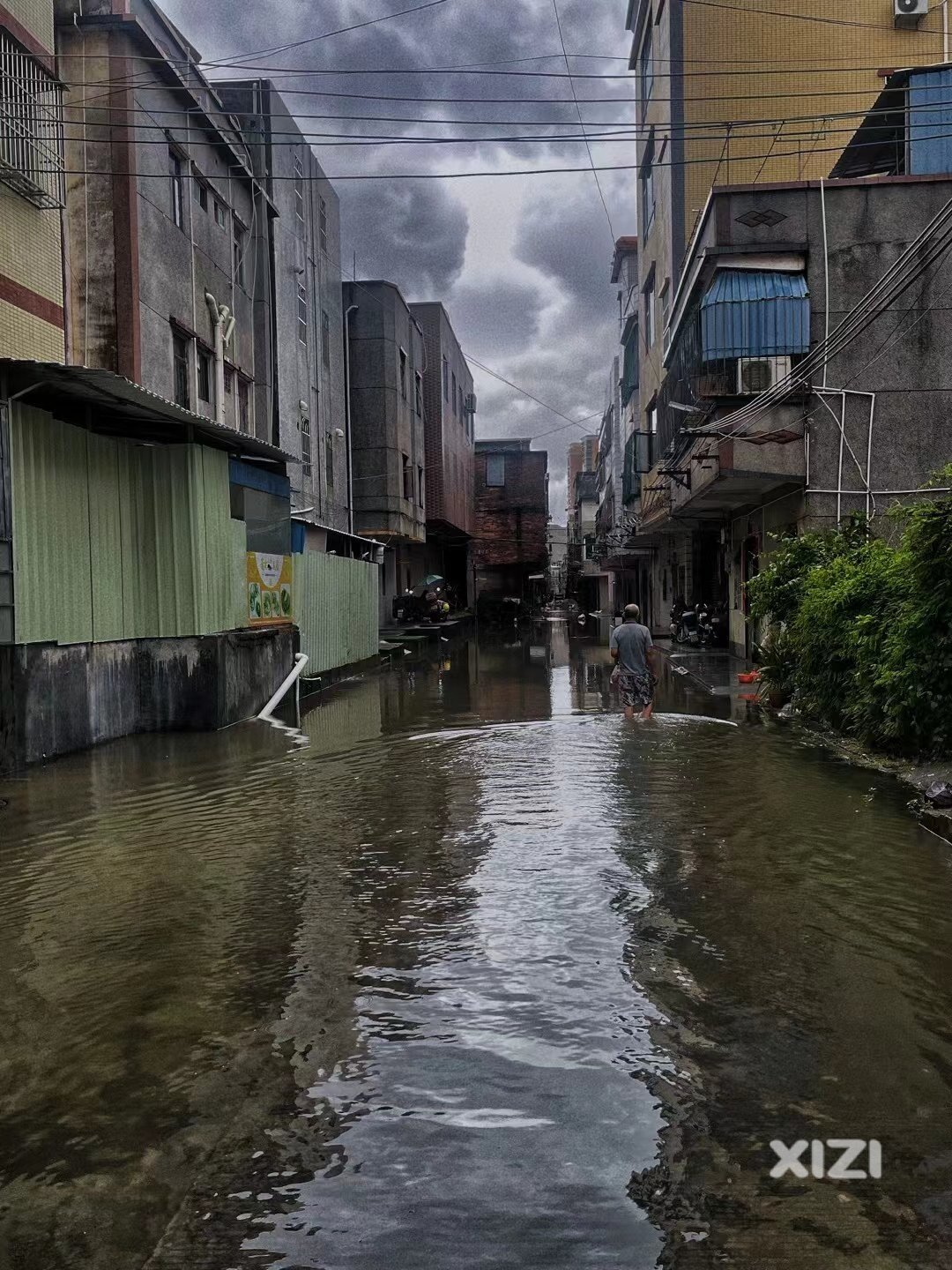 桥背低洼地方已浸水