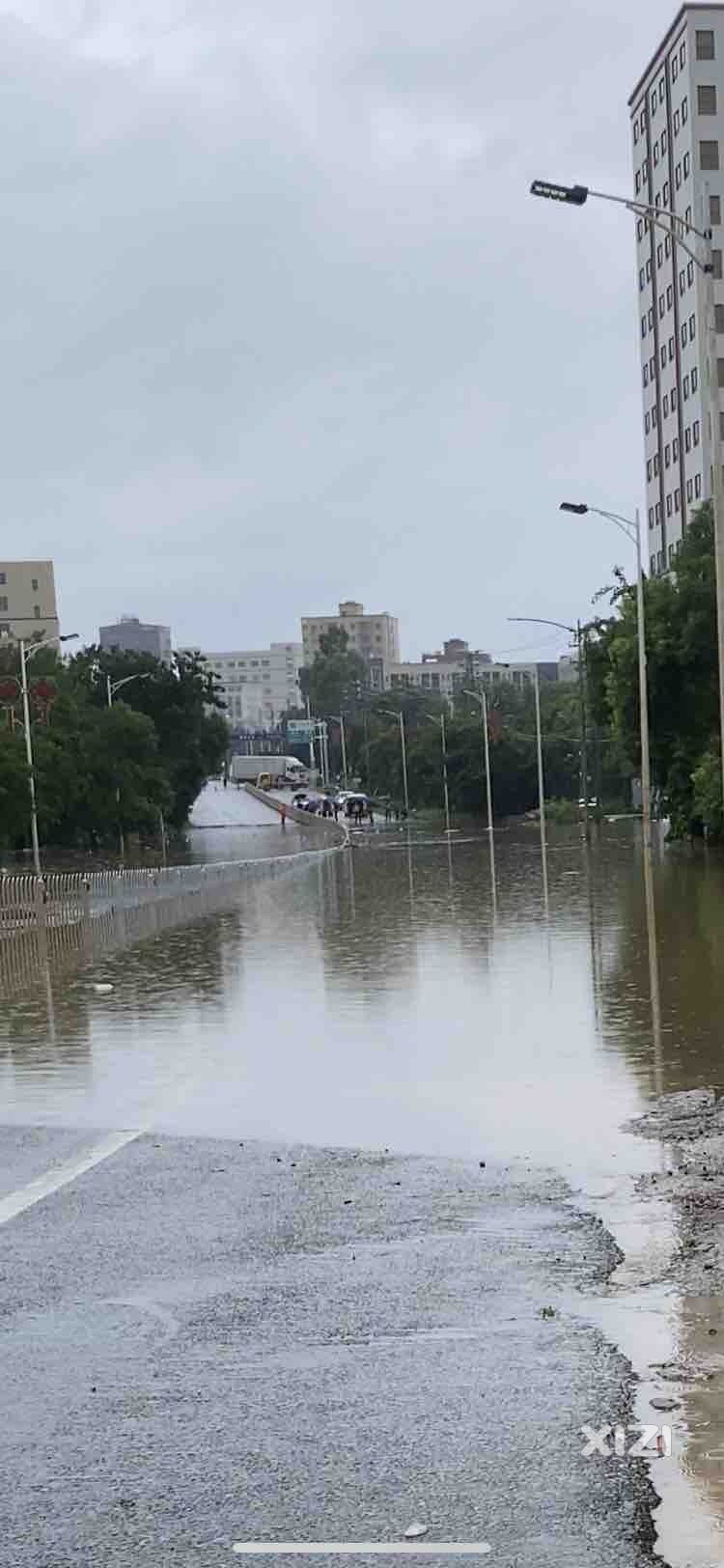 擦肩而过的台风到处积水