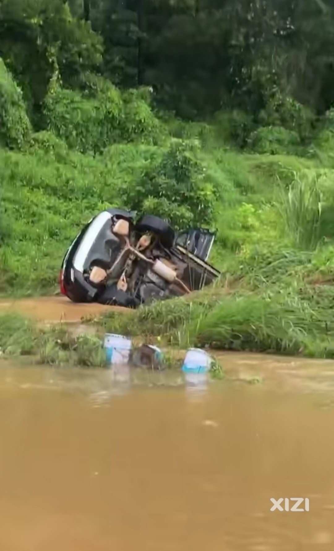 这次台风让谟霞路的路上车。。。。