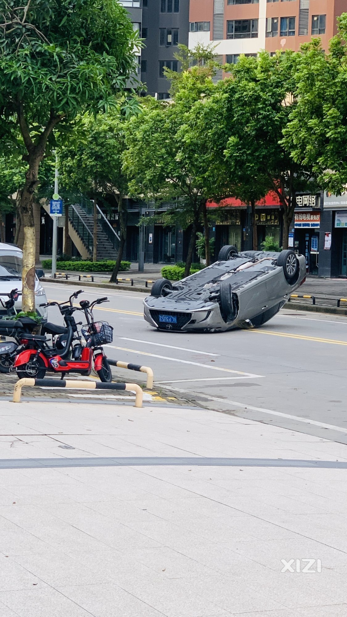 水岸城东升一路，小车