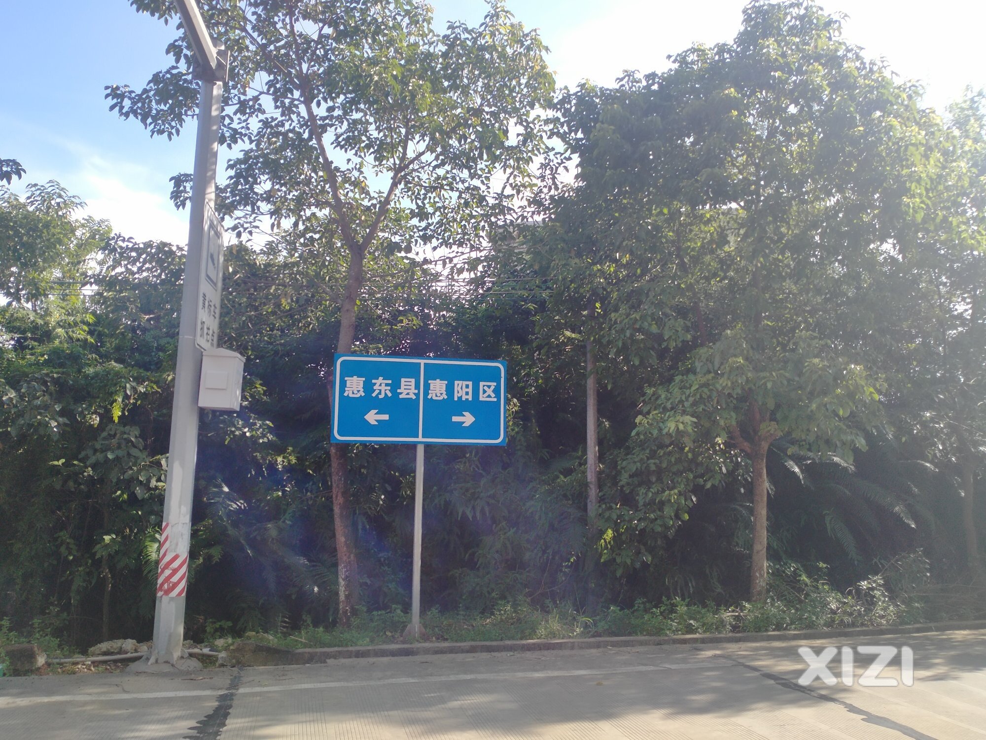 白良公路的惠阳惠东分界点。通样是2车道两边差太远了