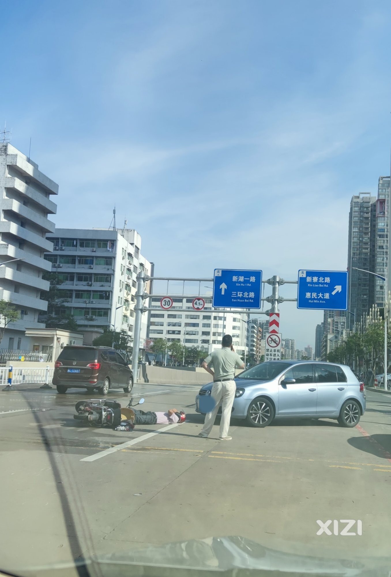 惠州江北隧道入口一辆小车跟电动车发生碰撞