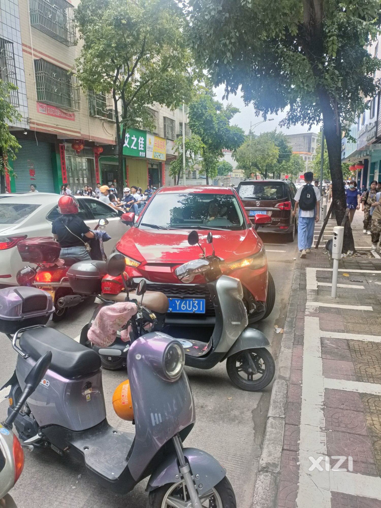 学校门前路段不该设立停车位，学校路段违泊需严管