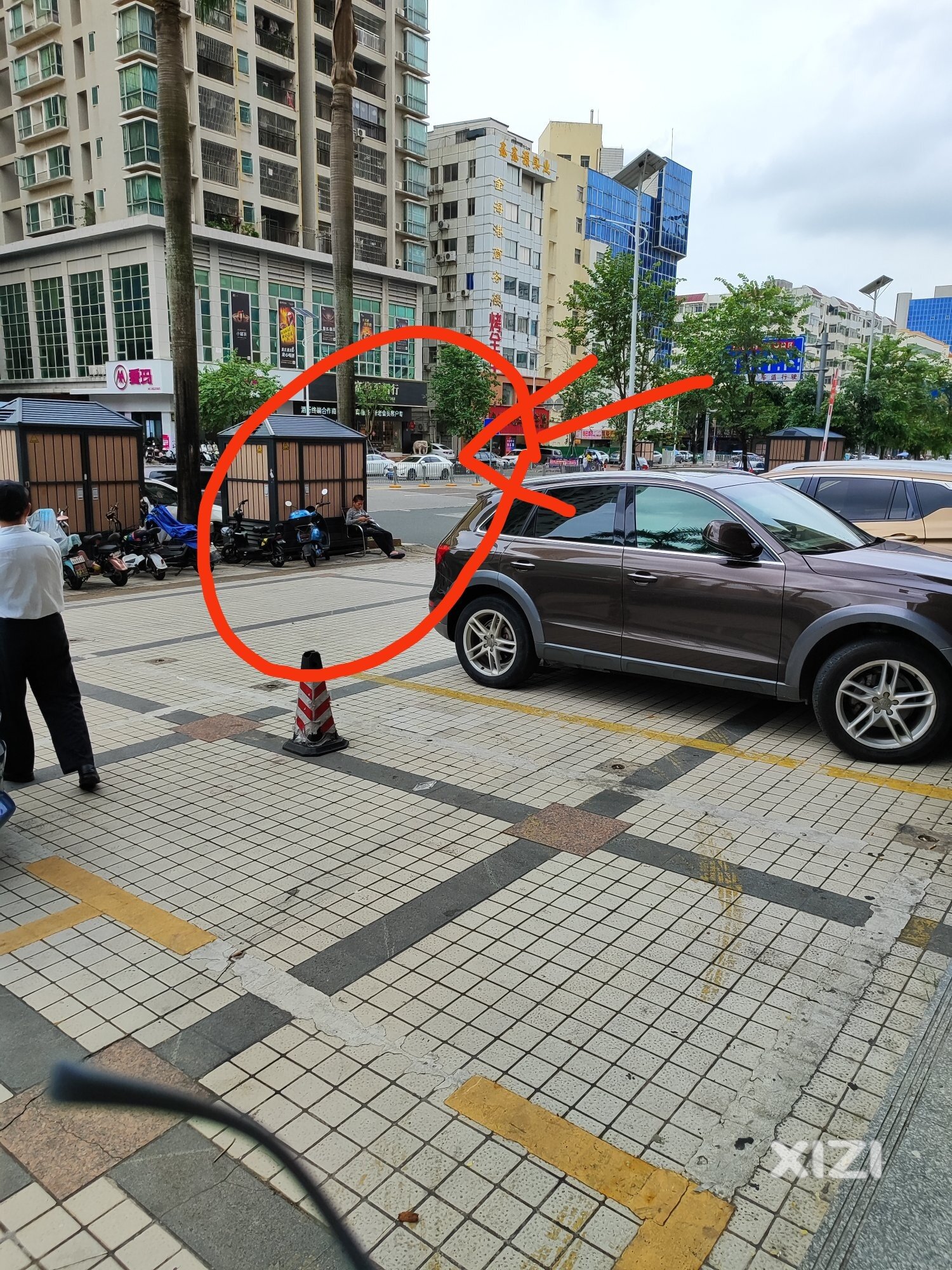 迷路？徘徊在街边。