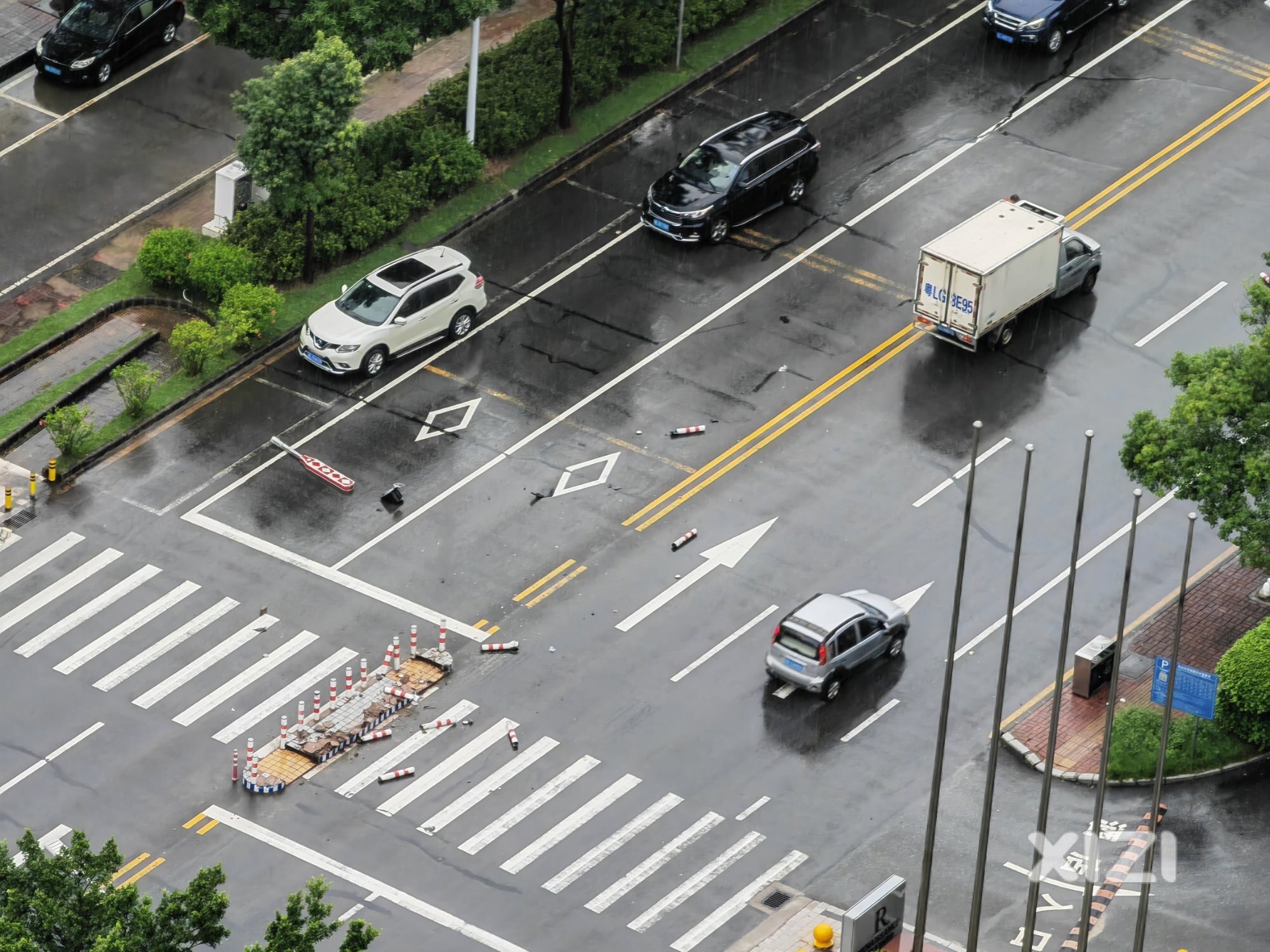 轰隆一声，路中间的安全岛栏杆被撞飞了，安全岛还安全吗？
