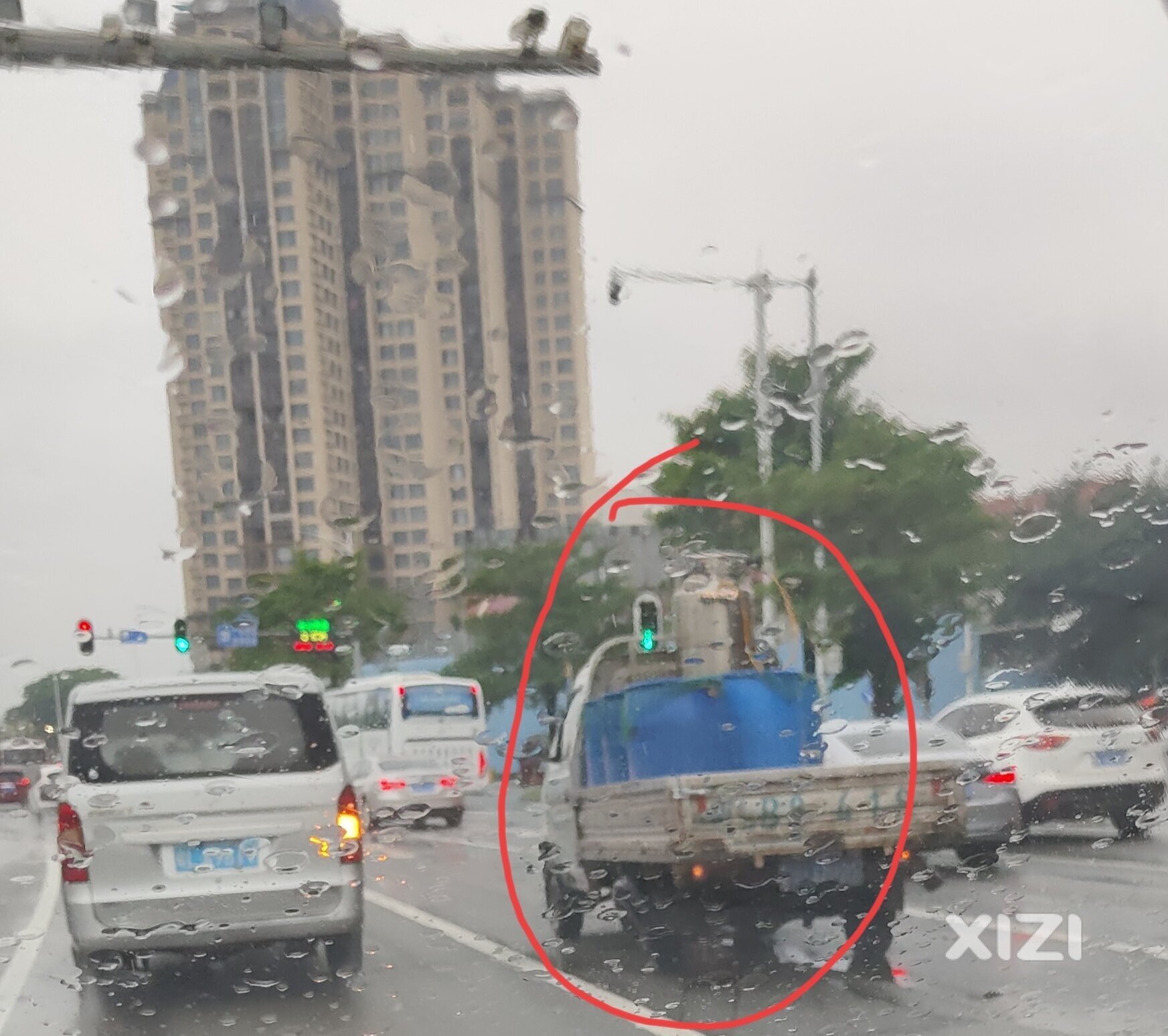 一大早一辆抛锚的车辆导致三环南路河南岸汽车站路口小堵