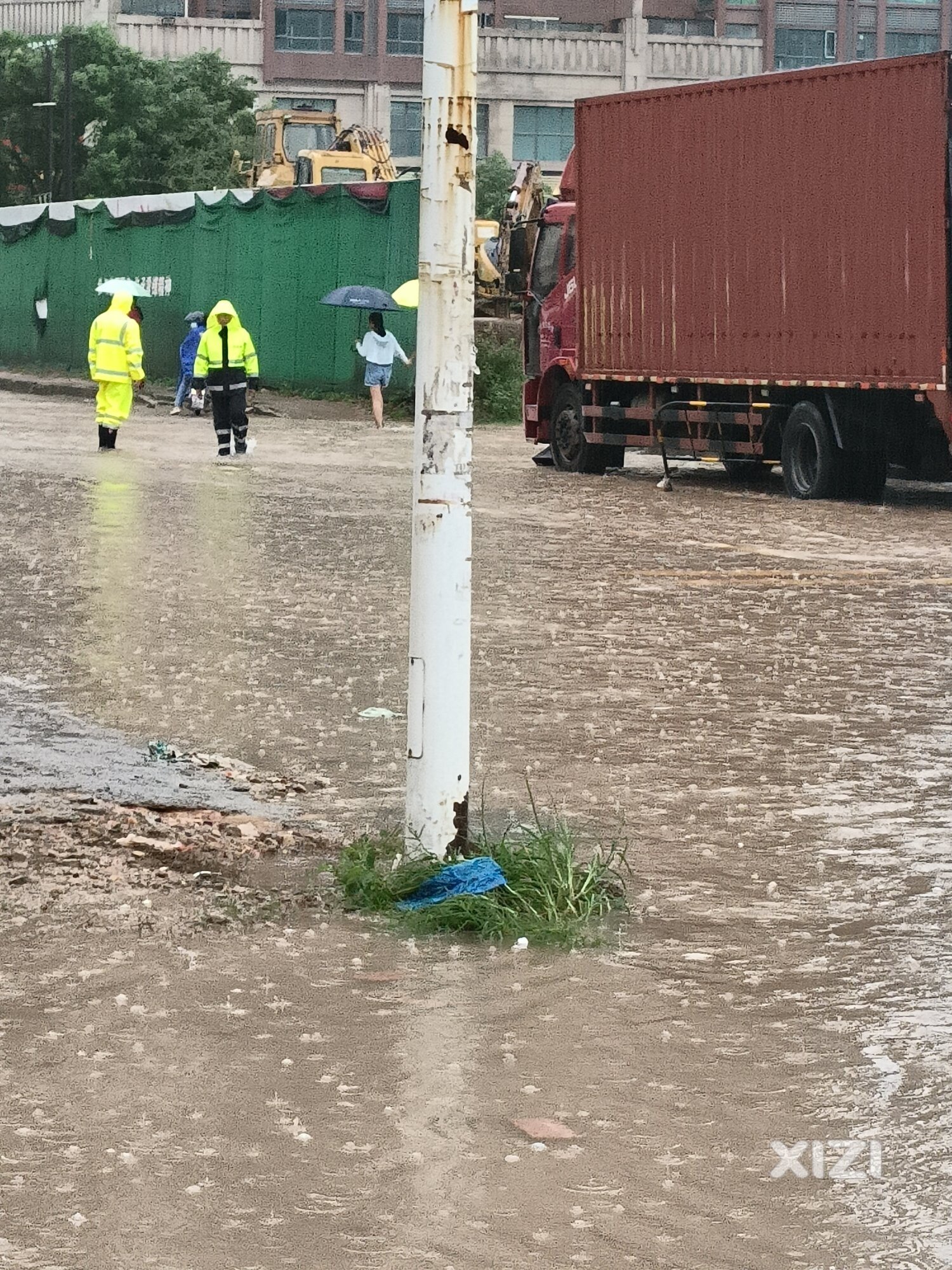 白石沿湖路，边塘被淹了
