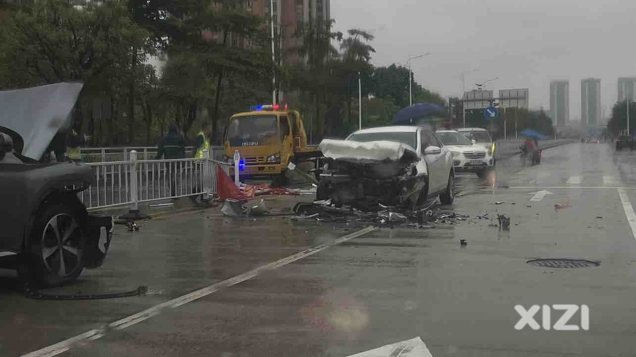 严重交通事故，雨天路滑，开车务必小心慢行。