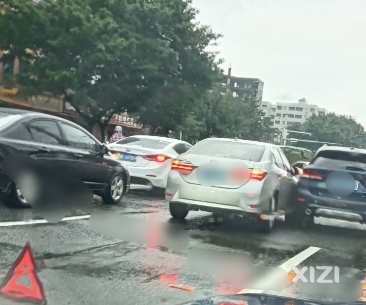 淡水人民路2辆车刮碰，下雨天注意观察小心变道平安开车！