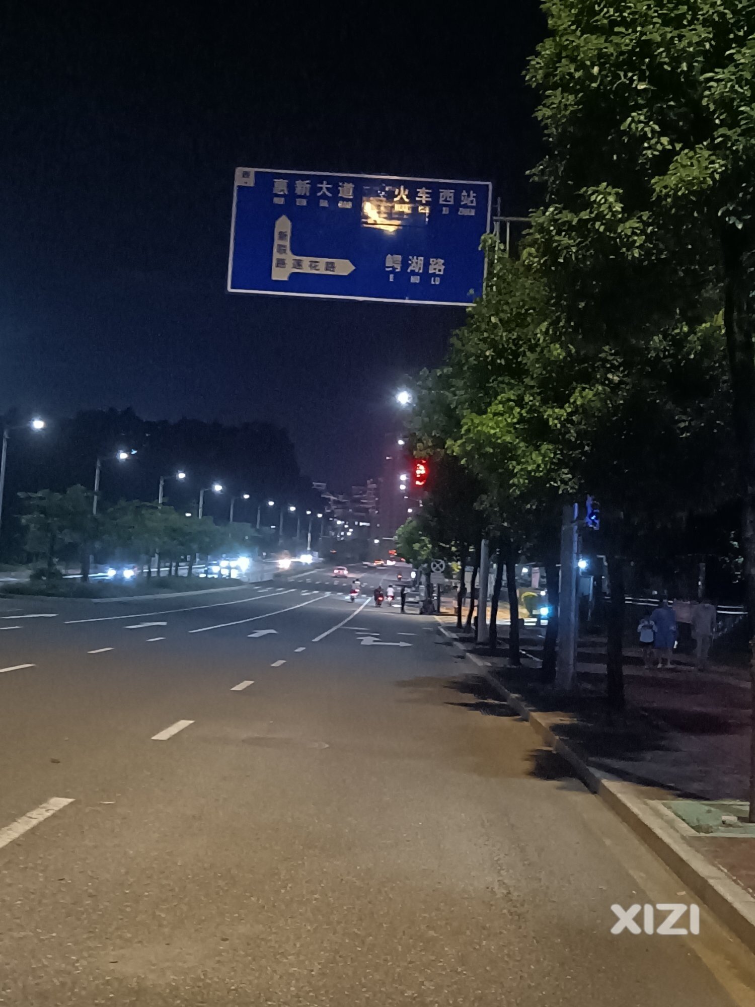 路面凹陷，一个坑，对