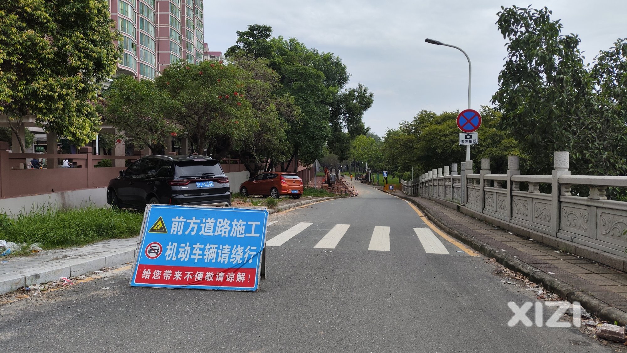 滨江公园绿化草坪铲掉一段做停车场