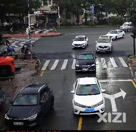 请教大家一个交通问题，红绿灯口单行道被堵，怎么通过不违法？